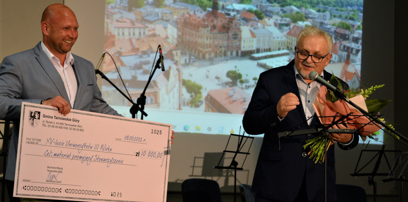 Burmistrz Arkadiusz Czech i przewodniczący RM Adrian Wolnik podarowali czek warty 10 tys. zł.. Czek był z autografem, ale bez zdjęcia. Fot. Jarosław Myśliwski