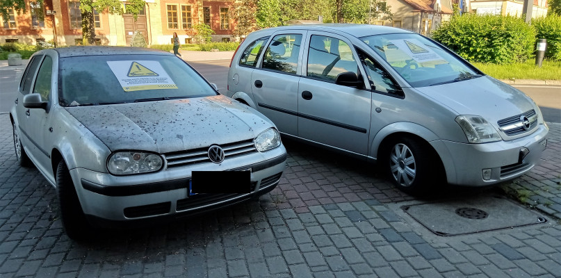 Na kolejnych autach w Tarnowskich Górach pojawiają się ostrzeżenia o zamiarze uprzątnięcia samochodu na koszt właściciela. Fot. Jarosław Myśliwski