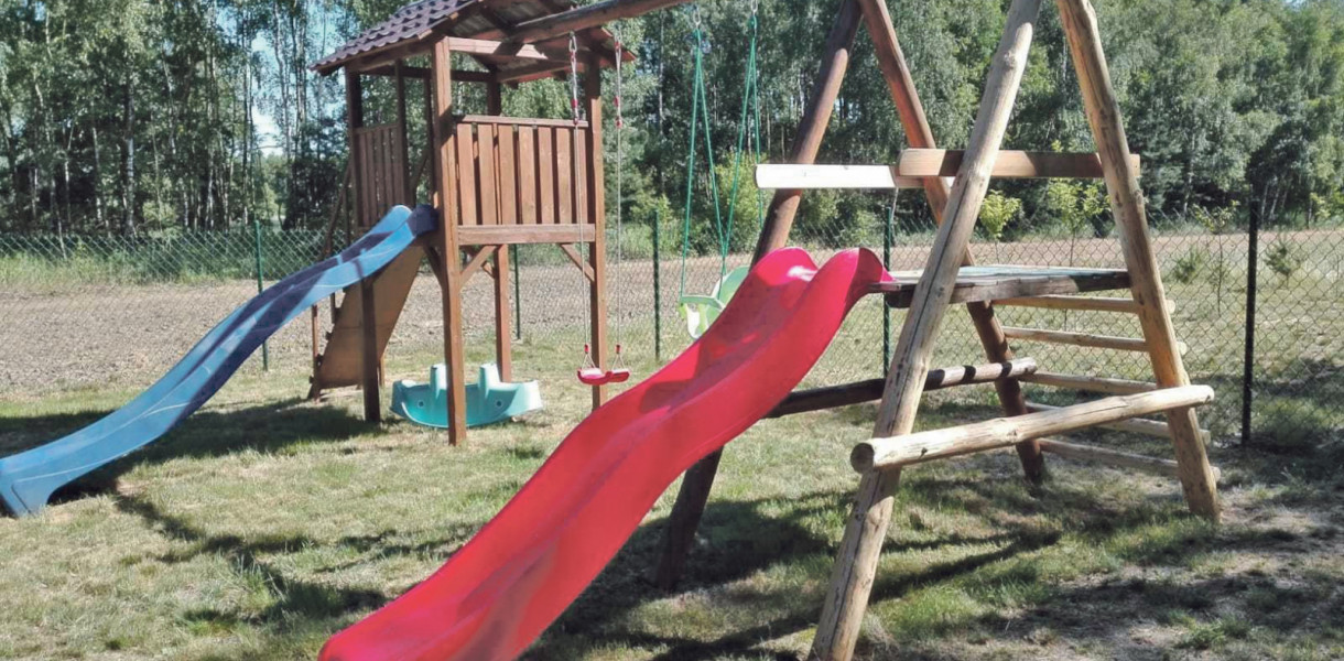 Pomysł na plac zabaw w ogrodzie. Można kupić gotowe w sklepie albo spróbować przygotować samemu