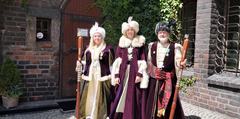 Nowa rada bytomskiego bractwa: składzie król - Monika Waligóra-Wylężek, pierwszy marszałek Mirosław Strachota-Gorzycki, drug marszałek Teresa Galwas. Fot. Archiwum prywatne 