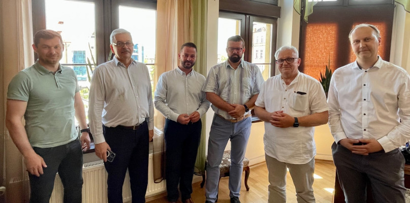 Tarnowskie Góry,. Piotr Skrabaczewski został Prezesem Międzygminnego Towarzystwa Budownictwa Społecznego oraz Zarządu Nieruchomości Tarnogórskich, Sebastian Markisch dyrektorem Pałacu w Rybnej, Bartosz Skawiński wiceburmistrzem Tarnowskich Gór ds. Gospodarczych,  a Jarosław Wasążnik pełnomocnikiem burmistrza ds. strategii. Fot. UM w Tarnowskich Górach