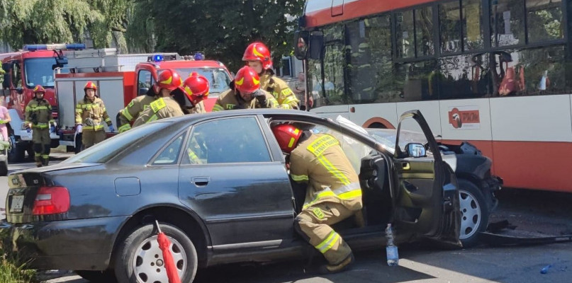 Tarnowskie Góry. Na ul. Opolskiej zderzyły się audi i miejski autobus. Fot. Archiwum czytelniczki