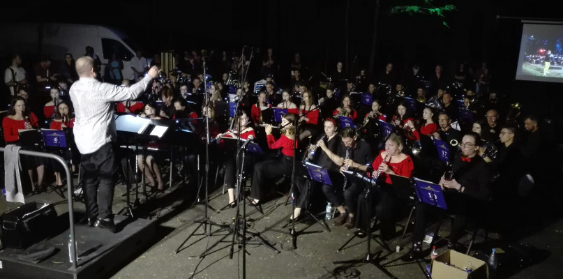 Na szczęście deszcz przestał padać i 77-osobowa orkiestra zaczęła grać. Fot. Agnieszka Reczkin