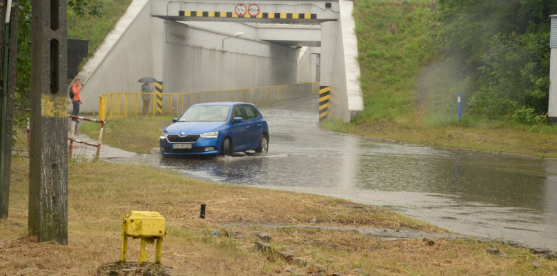Trochę popadało i zalało fragment ul. Częstochowskiej w Tarnowskich Górach. Fot. Jarosław Myśliwski