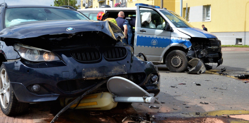 Tarnowskie Góry. Na skrzyżowaniu ul. Pokoju i Styczyńskiego, doszło do zdarzenia drogowego z udziałem radiowozu policyjnego i samochodu BMW. Fot. Jarosław Myśliwski