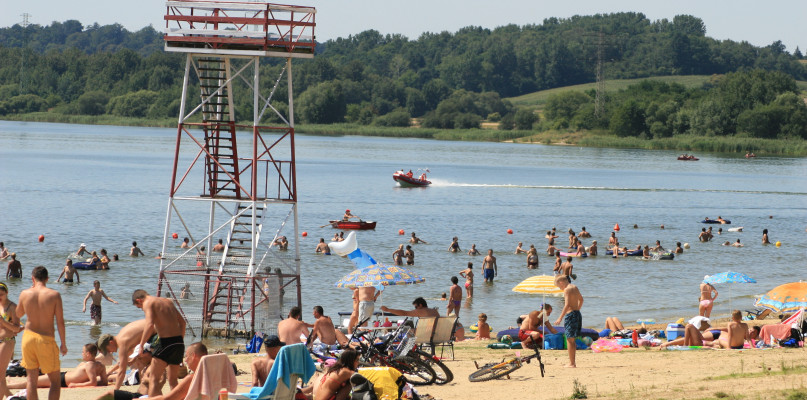 Słoneczna plaża nad jeziorem Pławniowickim. Fot. Archiwum ZBGKiM w Rudzińcu 