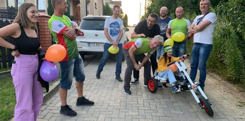 Niedawno delegacja stowarzyszenia była u Hani Zając – dzięki środkom zebranym w minionym roku mogli wesprzeć zakup dla niej roweru. Fot. Archiwum stowarzyszenia