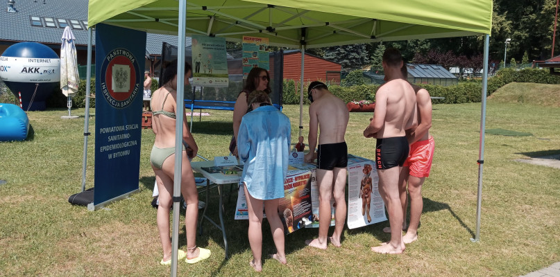 Państwowa Stacja Sanitarno-Epidemiologiczna w Bytomiu szuka pracownika. Na zdjęciu przedstawiciele stacji na kąpielisku w Radzionkowie. Fot. Archiwum PSSE