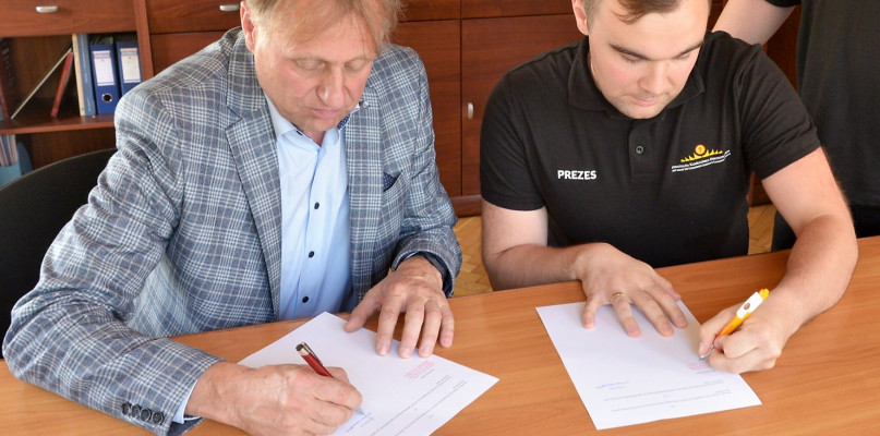 Umowę o współpracy podpisali Grzegorz Waloszczyk (z lewej), dyrektor Państwowej Szkoły Muzycznej I st im. I. Paderewskiego w Tarnowskich Górach, Wiktor Sobota (z prawej), prezes Stowarzyszenia Parafialna Kamiliańska Orkiestra Dęta oraz Aleksander König, dyrektor artystyczny PKOD. Fot. Jarosław Myśliwski 