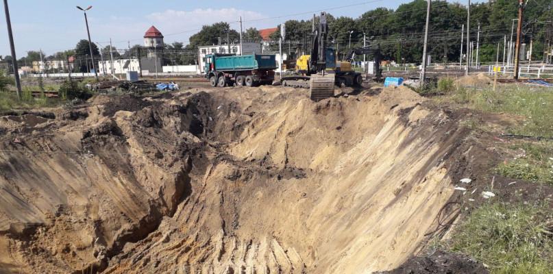 Na razie rozkopano teren między torowiskami. Fot. Archiwum UM