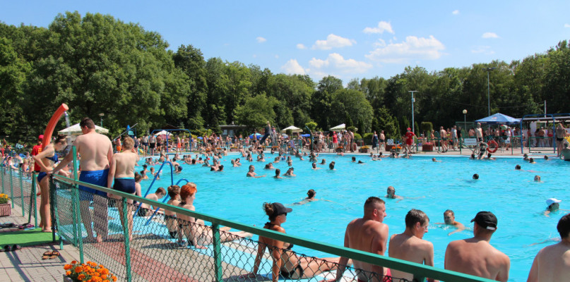 Czy Tarnowskie Góry w końcu doczekają się basenu pod chmurką? Ten w Radzionkowie cieszy się dużą popularnością. Fot. Alicja Jurasz