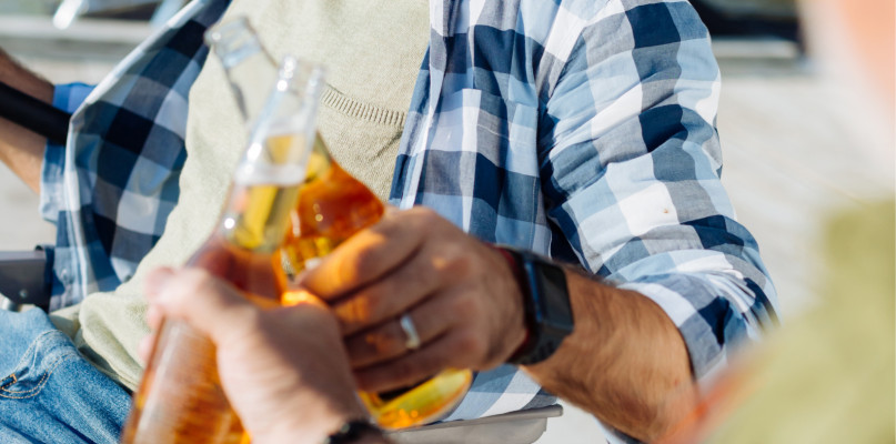 Panowie za picie piwa na Rynku dostali po 100 zł mandatu. Zdjęcie poglądowe