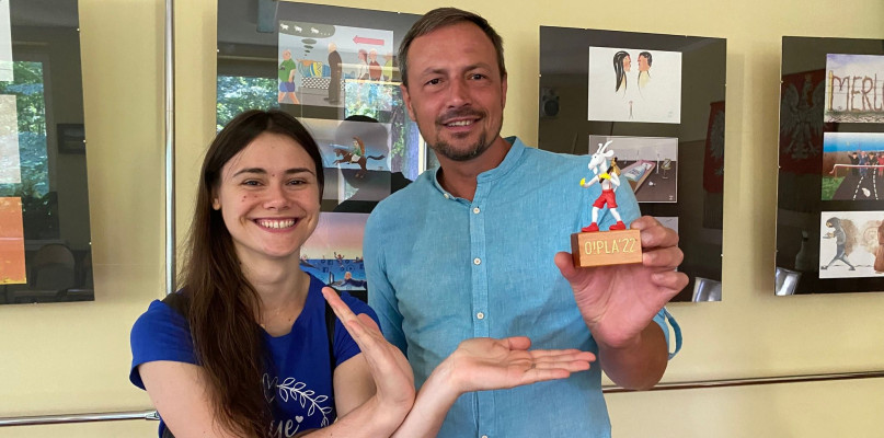 ulia Orlik i dyrektor GOKSiR-u Mariusz Gołębiowski oraz Złoty Tobołek Koziołka Matołka. Fot. Archiwum GOKSiR Krupski Młyn 