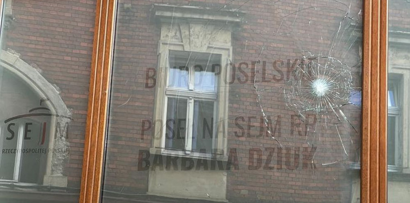 Uszkodzona szyba w biurze poselskim Barbary Dziuk w Tarnowskich Górach. Fot. FB B. Dziuk