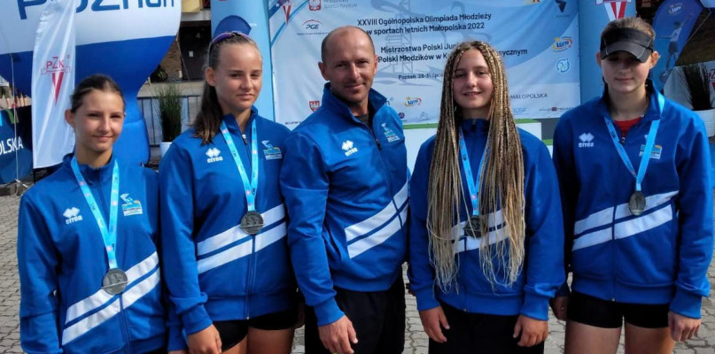 Kinga Widłok, Magdalena Przybyła, Natalia Gruca, Zuzanna Cyrek z trenerem. Fot. Archiwum klubu 