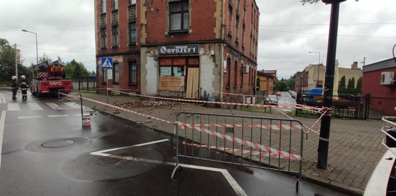 Z elewacji budynku przy ul. Bednorza w Brzezinach Śląskich posypały się cegły. Fot. KM PSP Piekary Śląskie