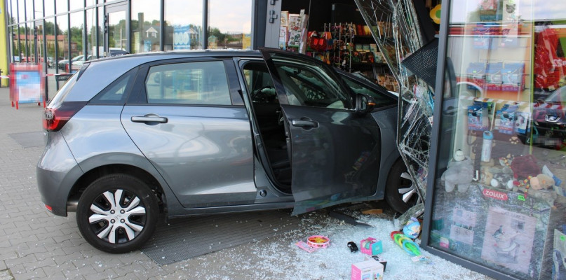 28 lipca na ul. Unii Europejskiej w Radzionkowie 76-letni kierowca hondy źle się poczuł, stracił panowanie nad pojazdem i wjechał w witrynę sklepową. Fot. Archiwum policji