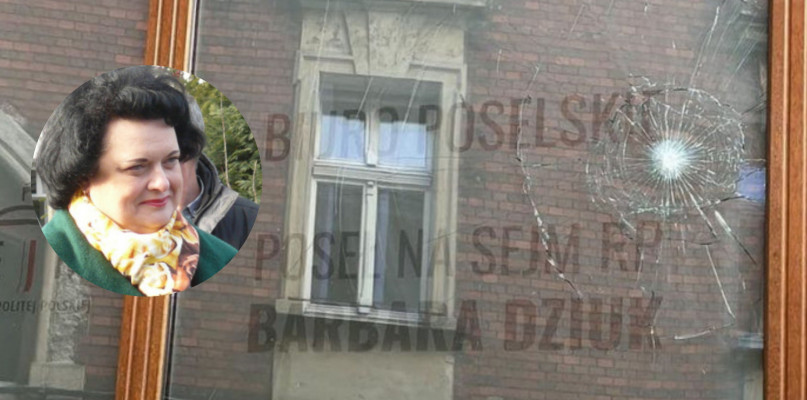 Uszkodzona szyba w biurze poselskim Barbary Dziuk w Tarnowskich Górach. Fot. FB B. Dziuk, Archiwum 