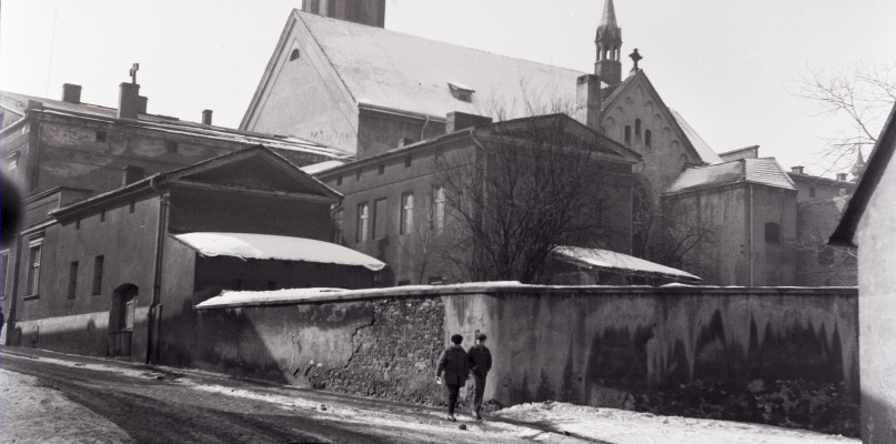 Fara i zabudowania parafii ewangelicko-augsburskiej od strony ul. Strzeleckiej, lata 70. XX w. Fot. Archiwum Muzeum