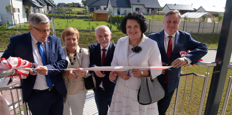 Tąpkowice. Wstęgę przecięli m.in. wojewoda Jarosław Wieczorek, poseł Barbara Dziuk i starosta Krystyna Kosmala. Fot. Jarosław Myśliwski