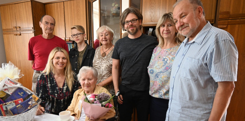 Jubilatka w towarzystwie bliskich i burmistrz Tuszyńskiej. Fot. Archiwum UM w Tarnowskich Górach 