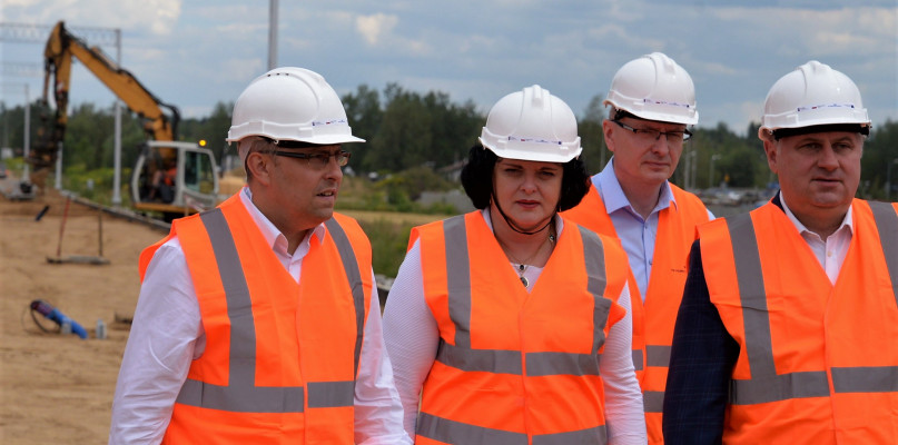 Wojewoda śląski Jarosław Wieczorek i poseł Barbara dziuk przyglądali się postępom budowy szybkiej kolei do Międzynarodowego Portu Lotniczego "Katowice" w Pyrzowicach. Fot. Jarosław Myśliwski