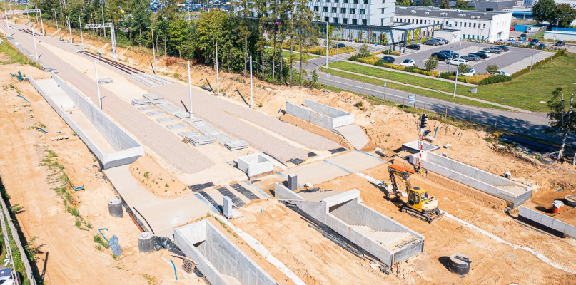 Postępy prac widać m.in. na stacji kolejowej Pyrzowice Lotnisko. Fot. Piotr Adamczyk, Katowice Airport
