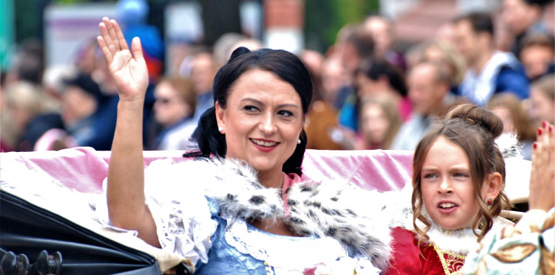 Tarnowskie Góry. W 2019 r., w ostatnim pochodzie przed pandemią, w rolę królowej Marysieńki, małżonki Jana II Sobieskiego wcieliła się Justyna Michalska z TCK. Fot. Jarosław Myśliwski 