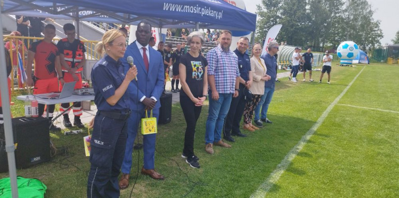 Zawodnikom z Senegalu pomogła policjantka Aleksandra Zydyk. Teraz została ze zobowiązaniem do spłaty. Fot. Archiwum UM