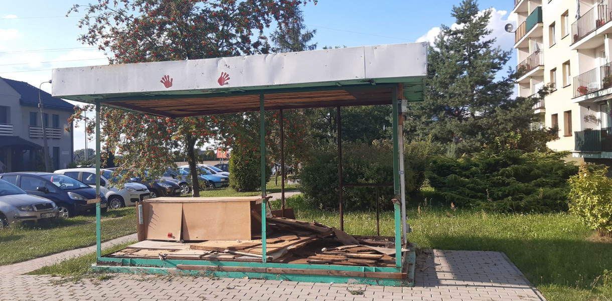 Resztki kiosku straszą i zdaniem naszej czytelniczki są niebezpieczne dla dzieci. Fot. Agnieszka Gabała