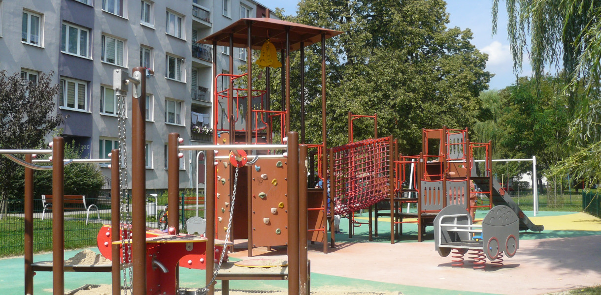 Rodzice skarżą się na zachowanie nastolatków na placu zabaw. Fot. Agnieszka Reczkin