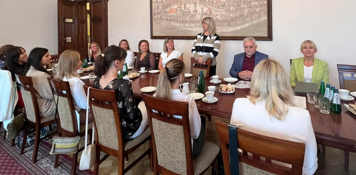 Awansowani nauczyciele życzenia satysfakcji z pracy i sukcesów zawodowych odebrali od burmistrza Czecha, zresztą z zawodu tez nauczyciela i jego zastępczyni Jolanty Tuszyńskiej. Fot. Archiwum UM