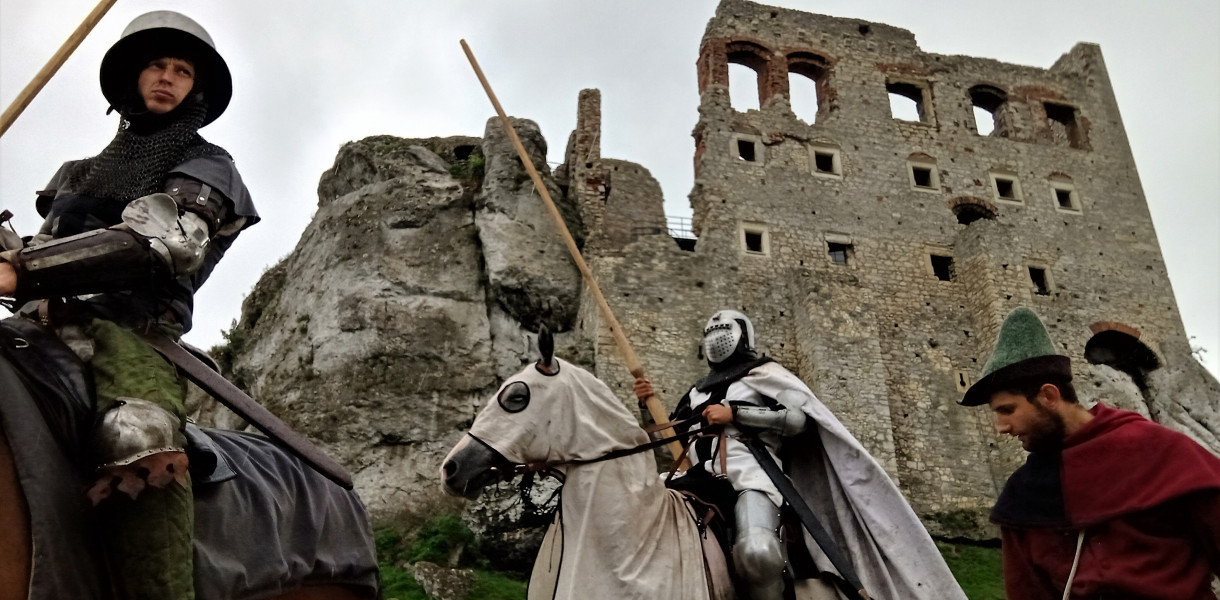 W poprzednią niedzielę zamek w Ogrodzieńcu odwiedzili Krzyżacy i odbył się turniej rycerski. Fot. Jarosław Myśliwski 