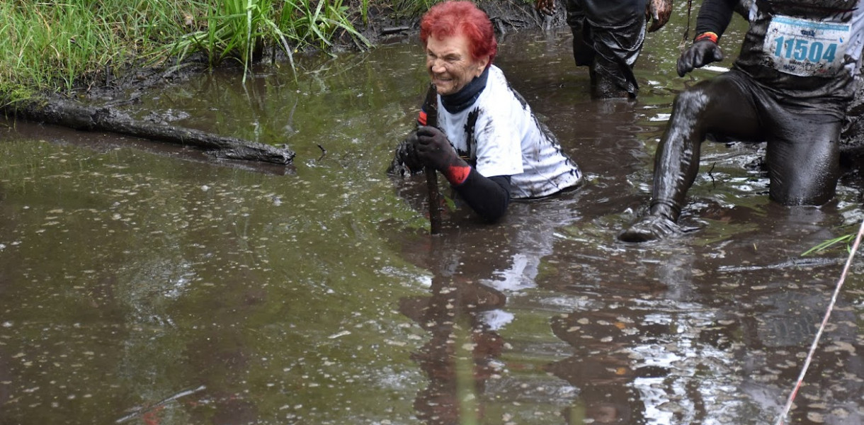 W Biegu Katorżnika jest kilka kategorii wiekowych. Biegną dzieci, młodzież, dorośli, ale odbywa się też Bieg babci i dziadka, czyli osób 65+. Najstarszą uczestniczką tegorocznego Katorżnika była Helena Wiatr, rocznik 1938. Fot. ppłk. rez. Andrzej Kreczman 