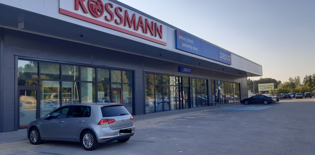 Wciąż nie ma konkretnych dat otwarcia sklepów Pepco i Rossmann w centrum handlowym przy parku w Świerklańcu. Fot. Rafał Reczkin