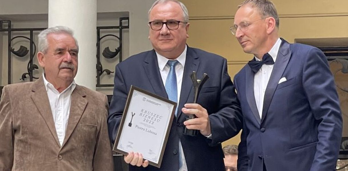 Tarnwoskie Góry. Kruszce Biznesu otrzymali Śląskie Centrum Recyklingu i prezes  Piotr Lubos. Nagrodę wręczyli prezes IPH Marek Hernas i prof. Henryk Brandenburg.  Fot. UM Tarnowskie Góry 