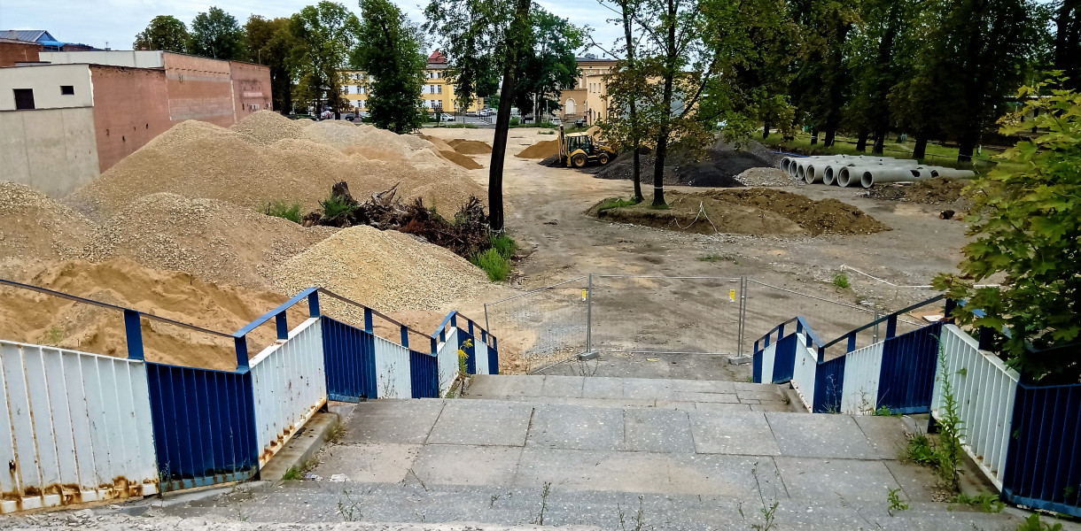Przy budowie centrum przesiadkowego w Tarnowskich Górach natrafiono na niespodziankę, do której nikt się nie przyznaje. To zbiornik o nieznanym przeznaczeniu. Fot. Jarosław Myśliwski