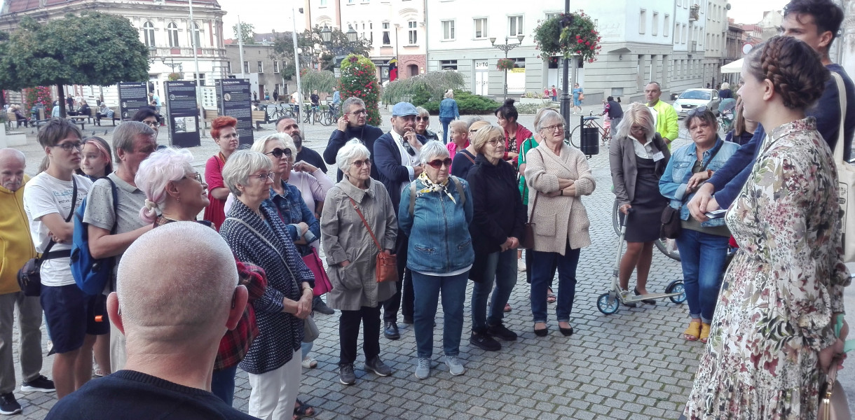 Spacer rozpoczął się przy ratauszu. Kiedyś na parterze były tam sklepy, także żydowskie. Fot. Agnieszka Reczkin