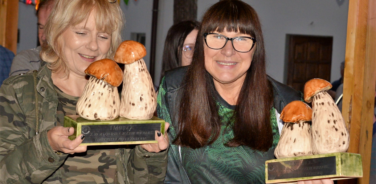 Kalety. X Rodzinne Grzybobranie w Kaletach wygrała Grażyna Żurawicka z Bytomia (z lewej), II miejsce zdobyła Danuta Laskarzewska z Gliwic (z prawej), a III miejsce zajął Czesław Buszka z Rudy Śląskiej. Fot. Jarosław Myśliwski