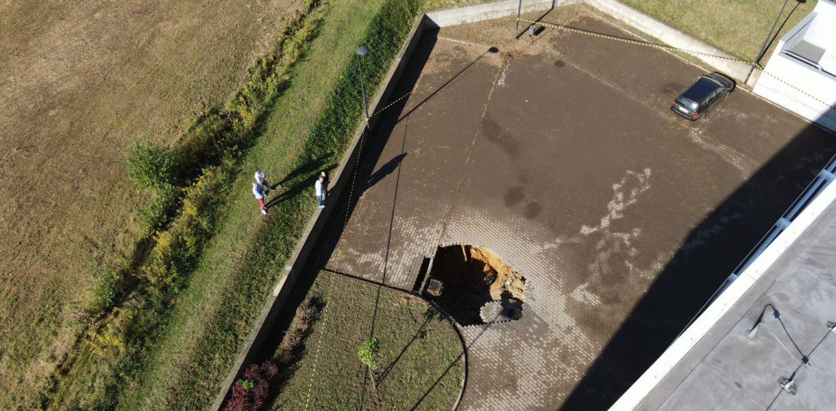 Hala sportowa w Tarnowskich Górach jest zamknięta. Zalało parking, powstało tam też duże zapadlisko. Fot. Jarosław Myśliwski