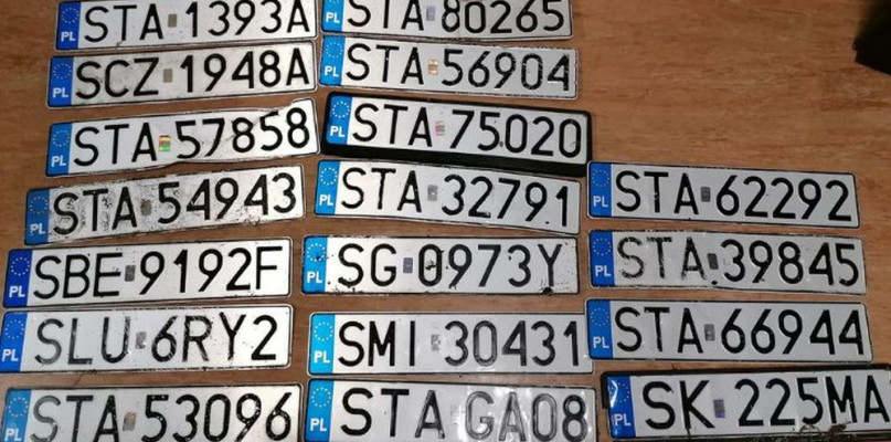 To część z tablic rejestracyjnych, które trafiły do komendy policji w Tarnowskich Górach. Fot. Jacek Mężyk