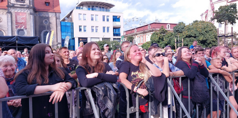 W sobotę Paranienormalni wygrali z pogodą i występowali w słońcu. Fot. Oga Blaszczok