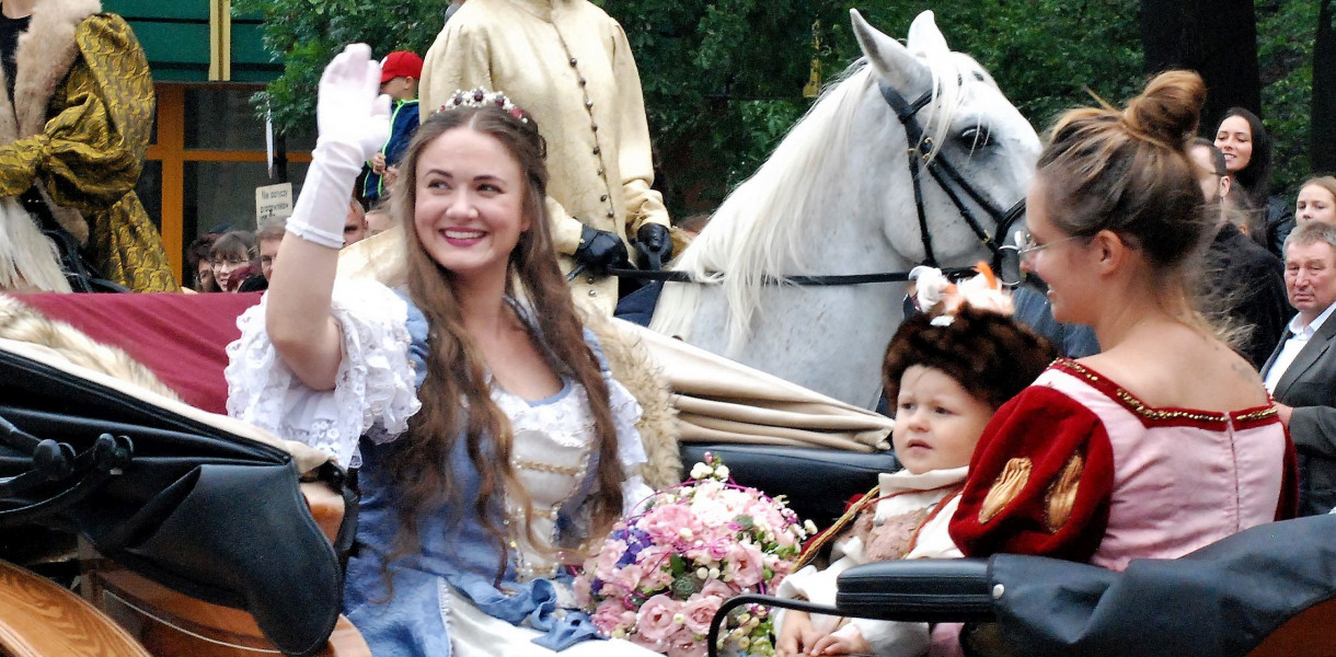 Gwarki 2022. Pochód, a w nim Marysieńka z olśniewającym uśmiechem. Fot. Jarosław Myśliwski