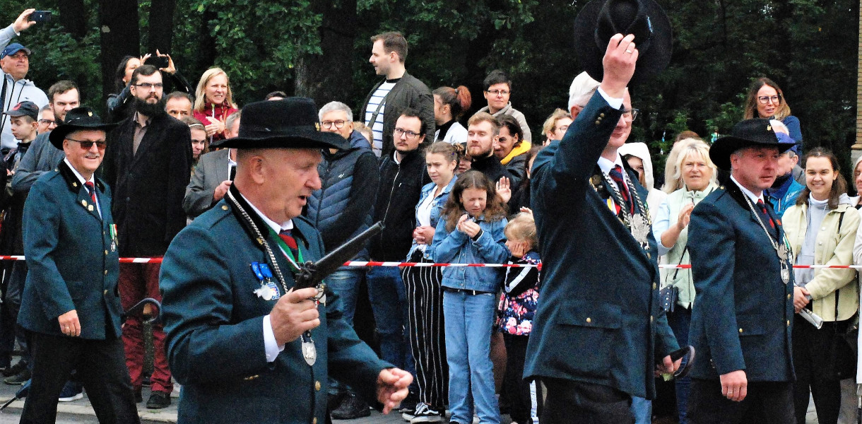 Tarnowskie Góry. Braci kurkowych i ich broń od lat można oglądać w pochodzie gwarkowskim. Fot. Jarosław Myśliwski 