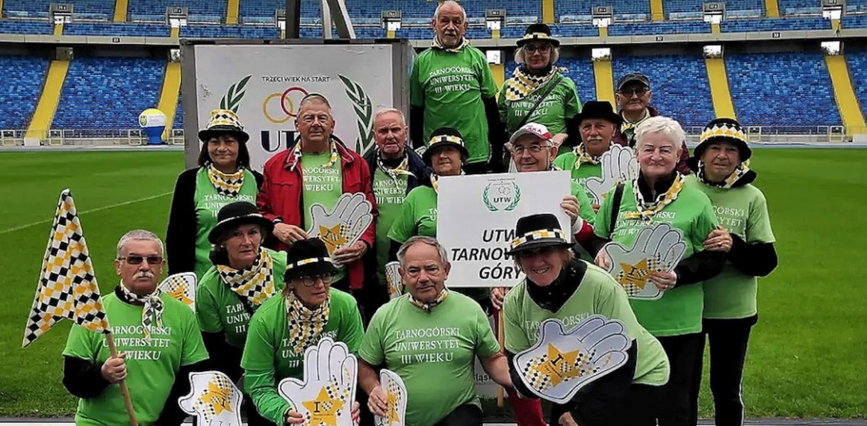Tarnogórską drużynę reprezentowali Bogusława Sukiennik – kapitan, Elżbieta Rduch, Barbara Holy, Halina Nogalska, Teresa Cieszyńska, Ewa Słabik, Elżbieta Gajda, Krystyna Hahn, Andrzej Hajduk, Karol Kurek, Mirosław Gliszczyński, Jan Gajda, Piotr Latacz, Antoni Bednarczyk, Józef Borycka, Janusz Nowak, Warzecha Dietmar, Jan Marulewski i Jerzy Kała. Fot. Tarnogórski Uniwersytet Trzeciego Wieku
