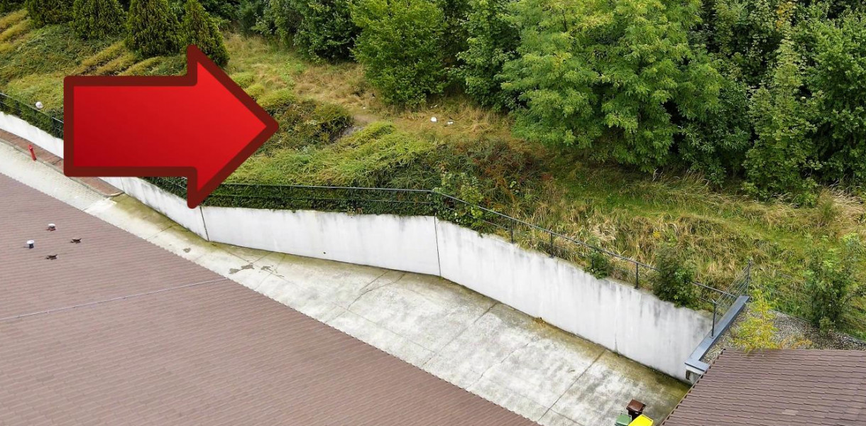 Tarnowskie Góry. Strzałka wskazuje miejsce na skarpie, gdzie odnaleziono ludzkie szczątki. Czy to zwłoki zaginionego 48-latka? Fot. Jarosław Myśliwski