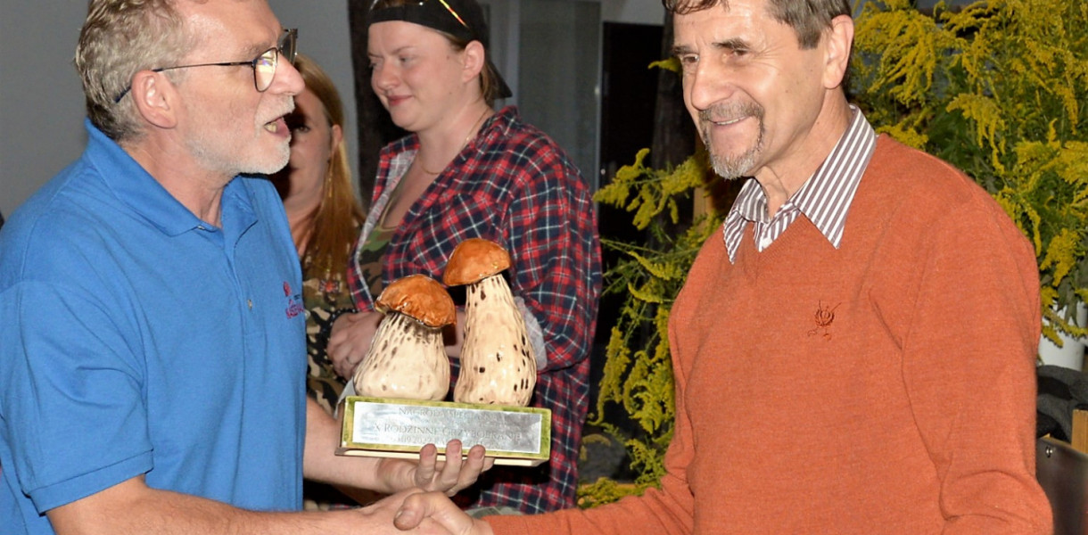 Stowarzyszenie Nasze Kalety przyznaje nagrodę specjalną. W tym roku otrzymał ją grzyboznawca Justyn Kołek, który wspiera kaletańskie grzybobranie od samego początku. Fot. Jarosław Myśliwski