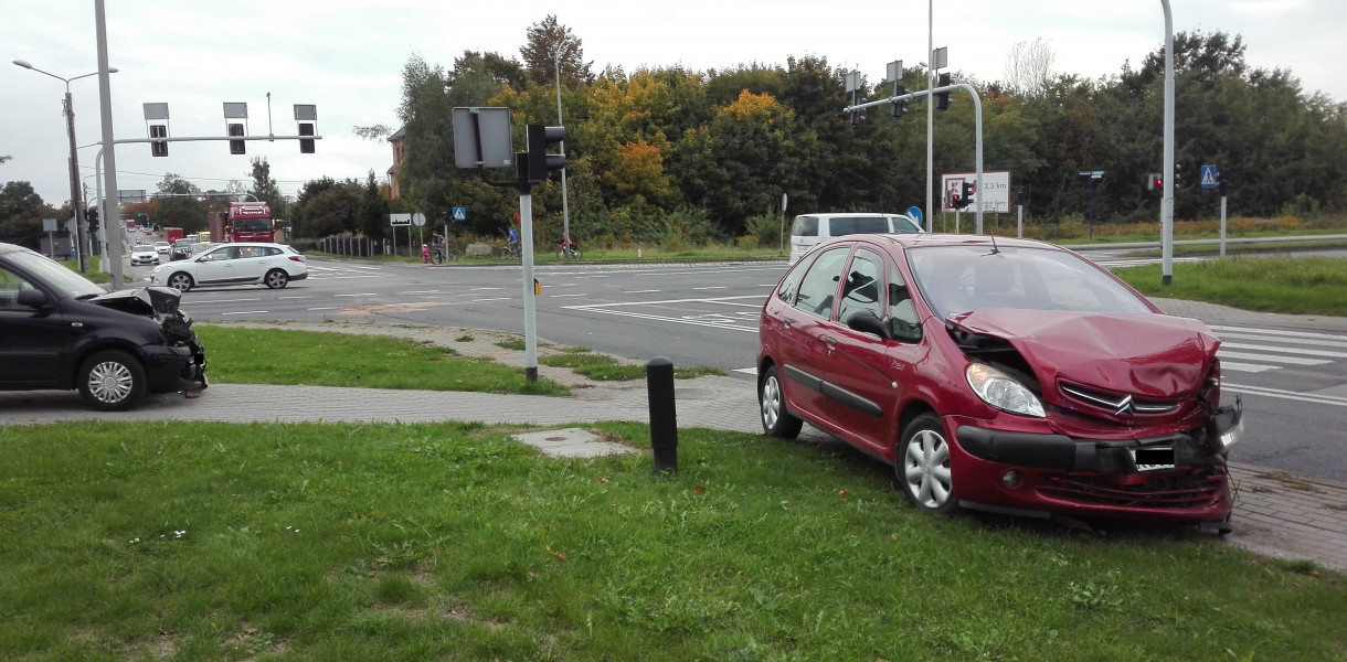 Tarnowskie Góry. Na skrzyżowaniu ul. Gliwickiej z obwodnicą zderzyły się fiat i citroen. Fot. Agnieszka Reczkin