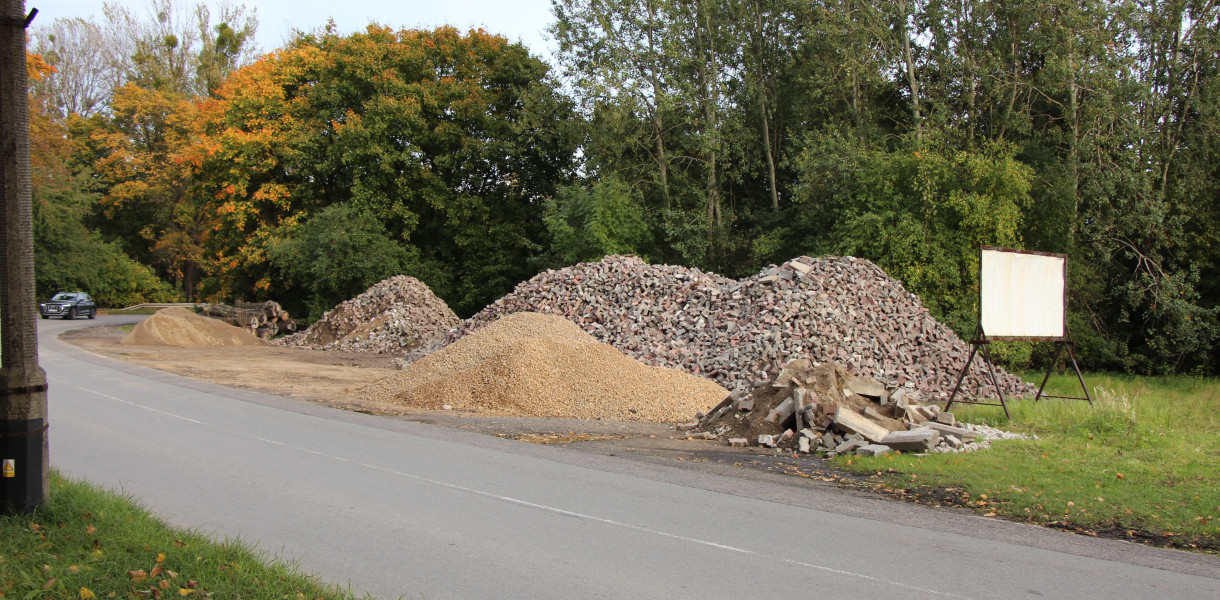 Kostka brukowa leży w Lasowicach. Fot. Alicja Jurasz