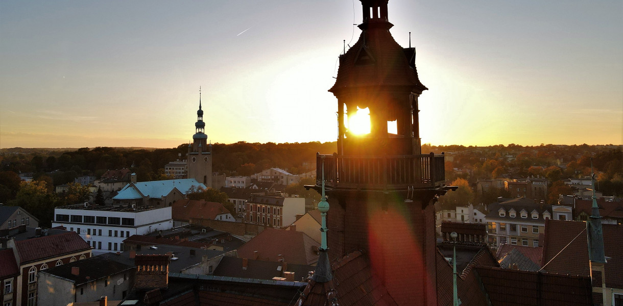 Na wieży ratusza w Tarnowskich Górach znajduje się niewielka platforma widokowa. Roztacza się stąd piękny widok na centrum miasta. Fot. Jarosław Myśliwski